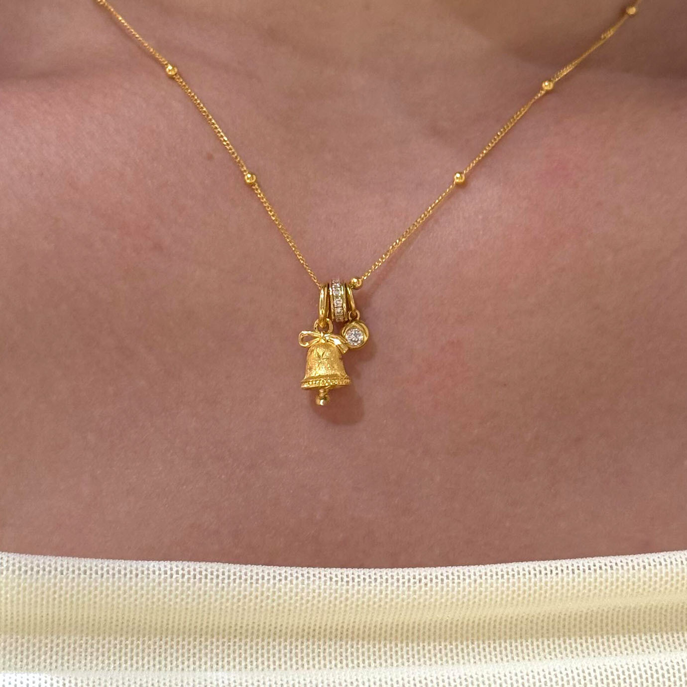 Golden Mini Snowflake Bell Necklace 2026 New Style Retro Light Luxury Exquisite High-End Clavicle Chain Jewelry Customization