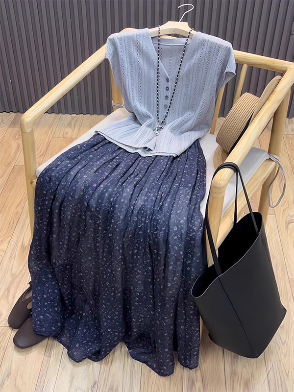 This summer, beautiful and slim, middle-aged mothers wear a set of jackets and skirts for suit.
