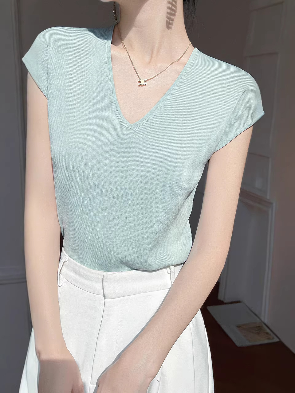 Sweet V-Neck Short-Sleeve T-Shirt for Women, French Retro Loose Top, Versatile and Slimming for Spring and Summer