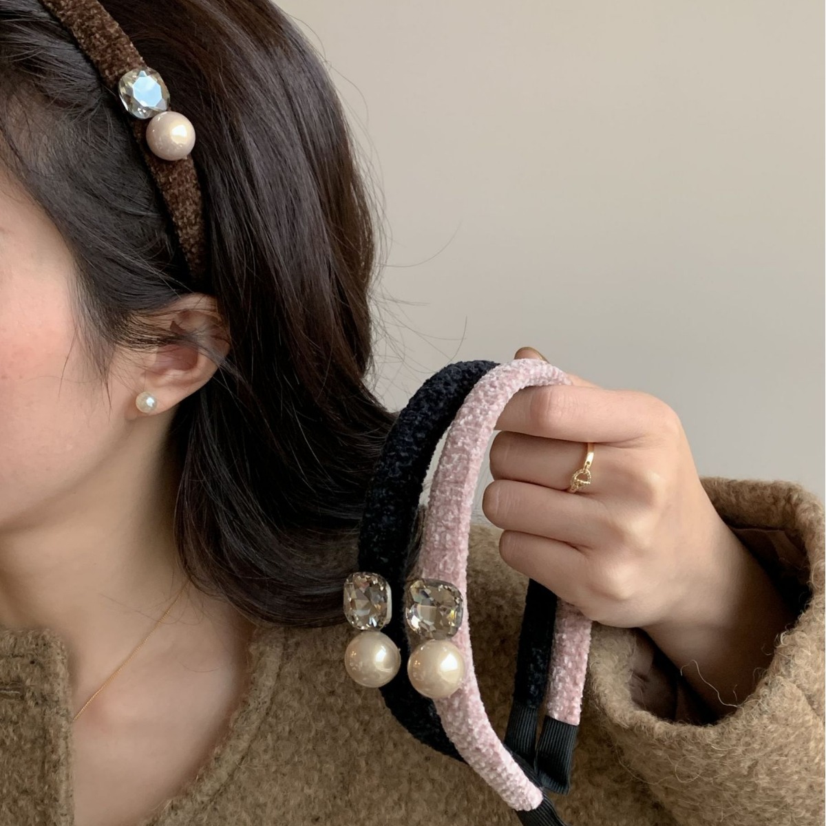 Early spring Xiaoxiang textured Pearl Rhinestone thin edge headband female temperament hair pressing headband hairpin high-grade velvet hairpin