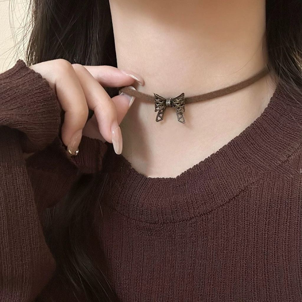 Vintage Maillard Bronze Metal Bow Leather Necklace Choker Collar Women's Light Luxury Spice Clavicle Chain