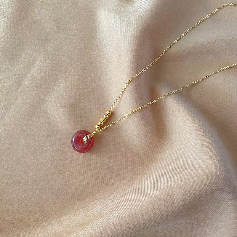 [First Meet] Natural Strawberry Crystal Peace Buckle Pendant High-End Necklace 14K Gold Necklace Slim Clavicle Chain Trendy