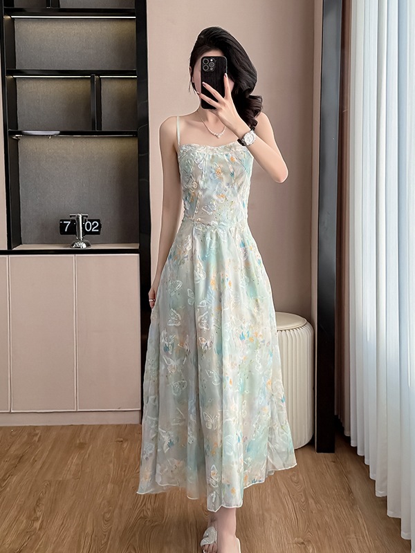 Real Shot of a French-Style Floral Spaghetti Strap Dress for Women, Summer Waist-Cinching Slimming Dress with a Cool and Elegant Vibe, French-Style Vacation Long Dress