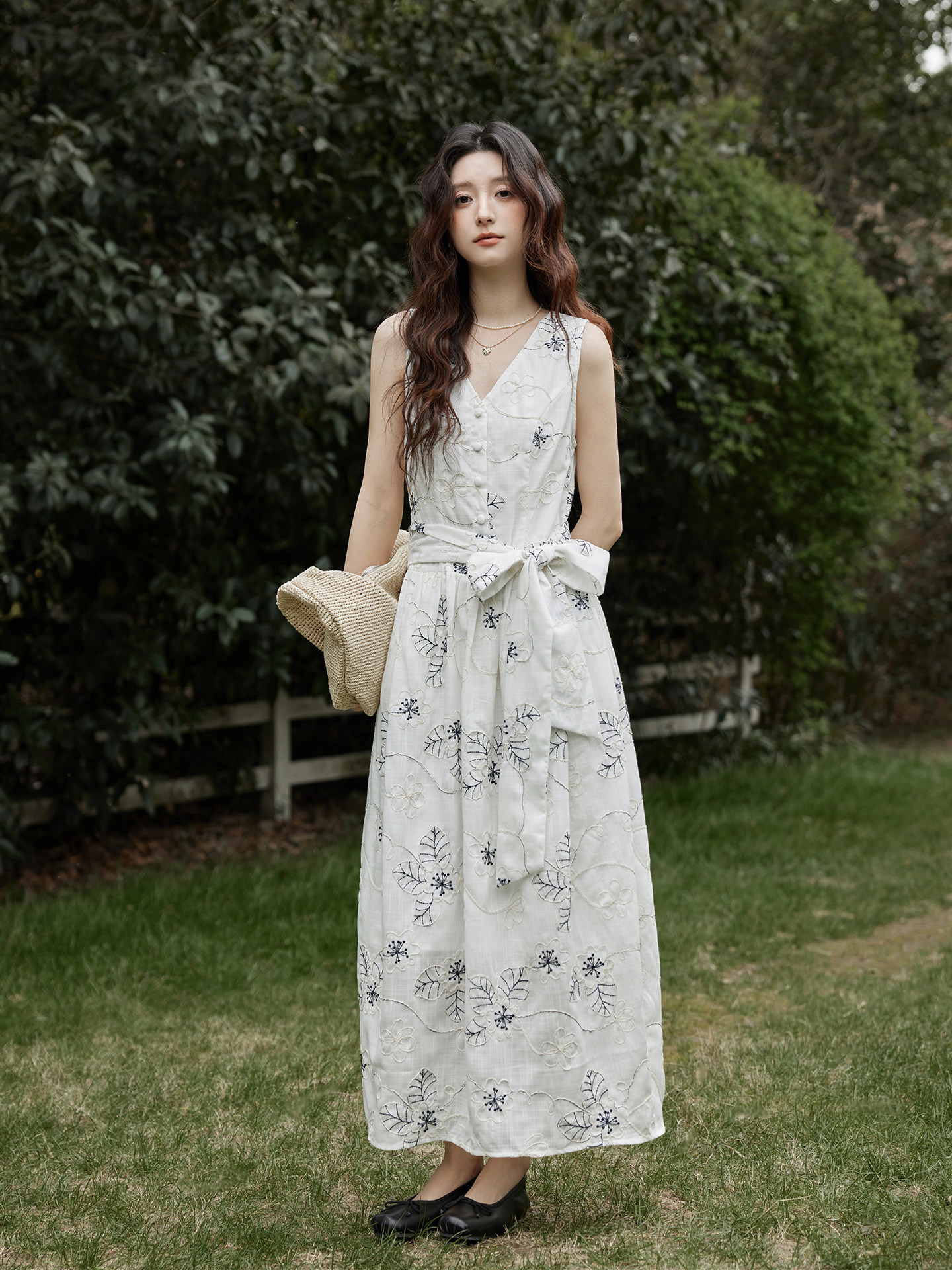 Ximeng 2026 New Spring and Summer Korean-Style Elegant Dress for Petite Figures, with Waist-Cinching Tie, White Embroidered Sleeveless Dress
