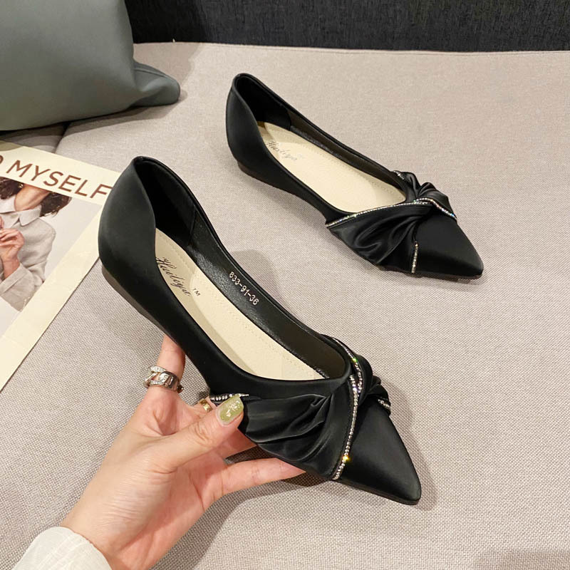 Pointed flat shoes women's 2024 new milk shoes fashion ladle shoes soft bottom beanshoes bow shoes 833