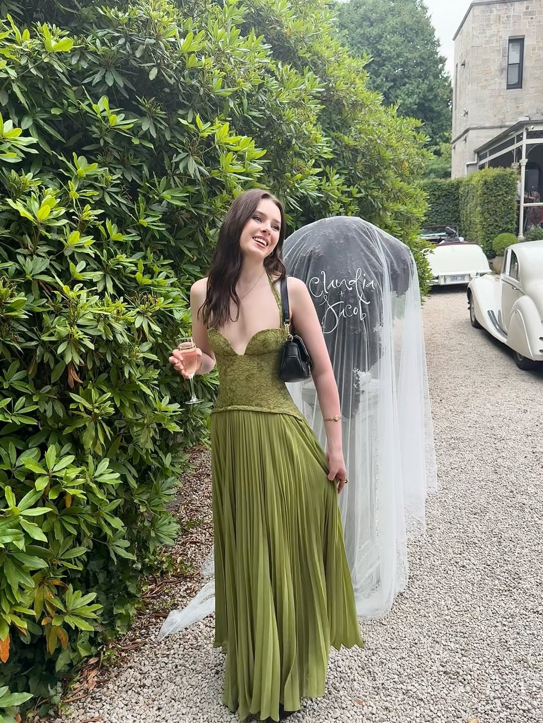 Pre-Sale | French-Style Retro Green Halter-Neck Deep V-Neck Gown with Elegant Waist-Cinching Design, Slimming Effect, Pleated Large Hem, and Long Dress.