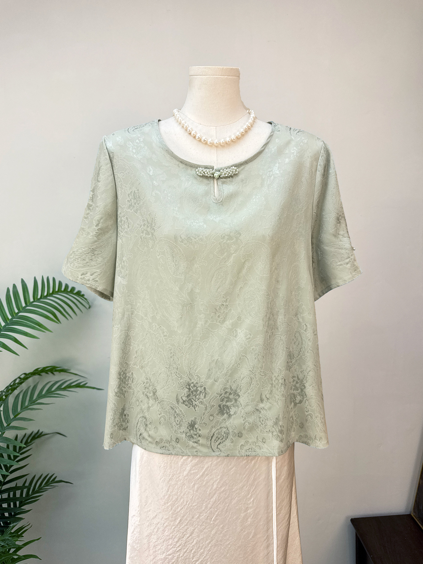 【Zhi Li】New Chinese-Style Jacquard Solid Color Short-Sleeve T-Shirt 2026 Summer New Round Neck Buttoned Elegant Short-Sleeve Women's Top 1