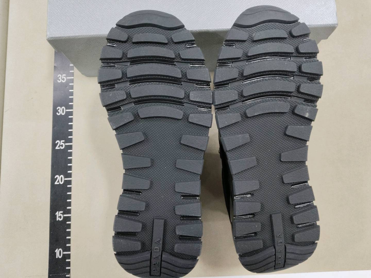 Prada 9052 Black Leather Lace Low Top Sneakers — foto QC 2