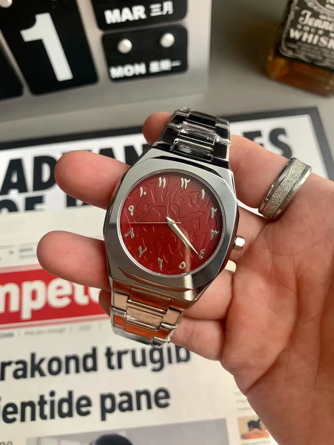 New retro square watch for men with personalized creative relief pattern, digital scale, color dial, steel strap, quartz watch
