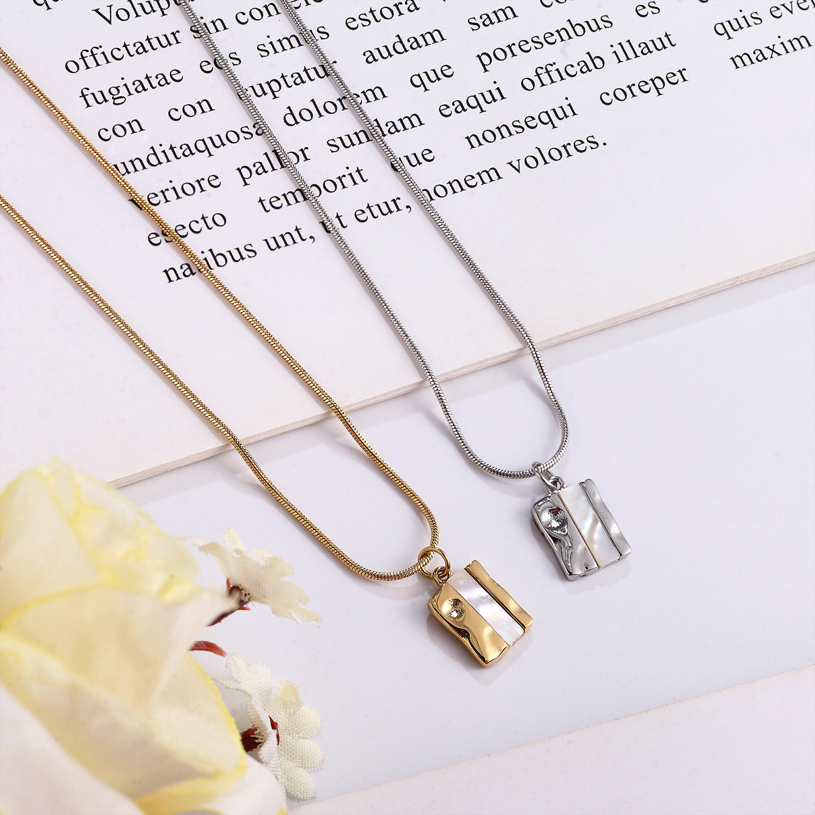 Titanium steel horse chain square women's gold European and American geometric simple 14k gold inlaid shell necklace wholesale