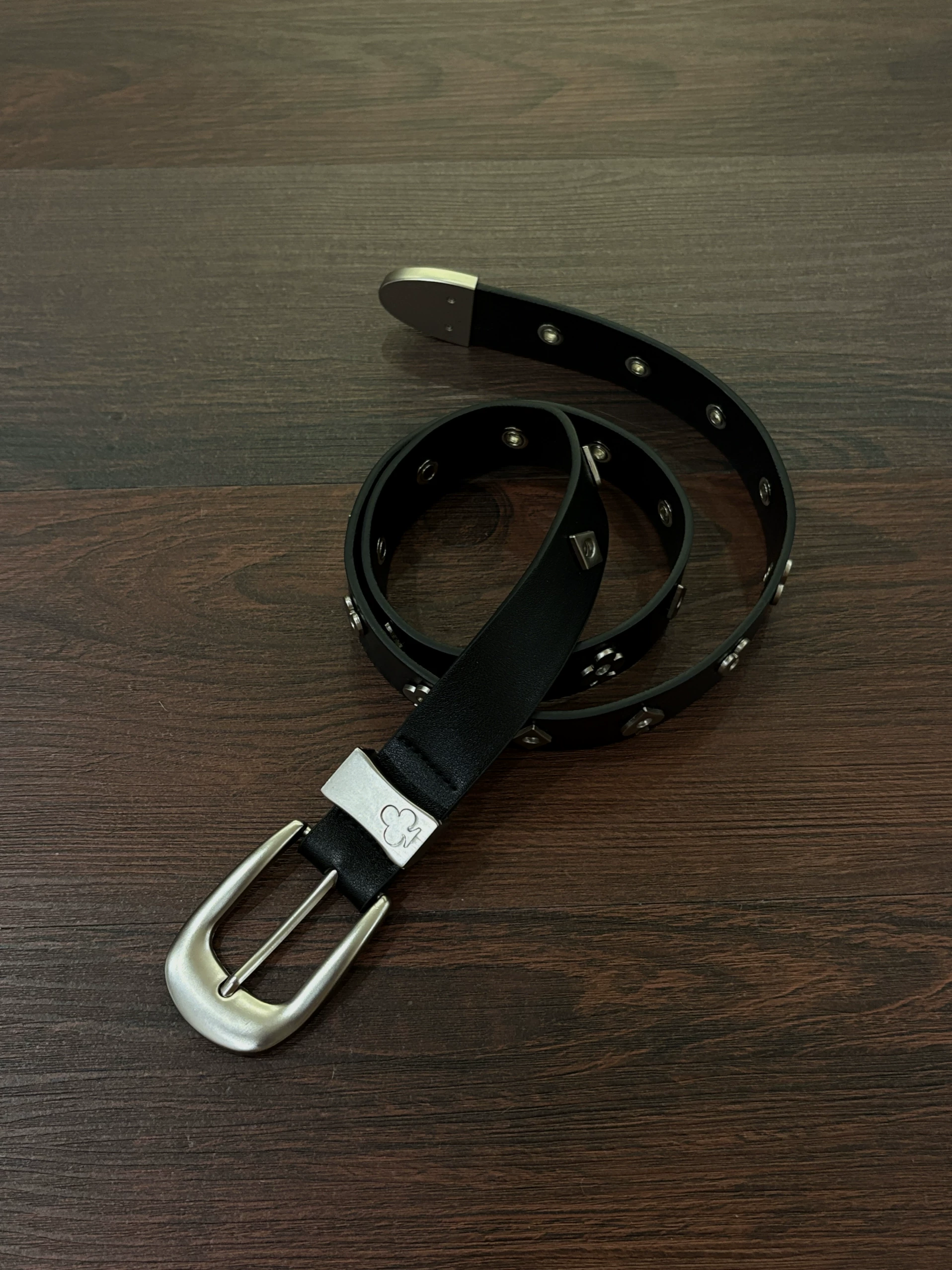 Be careful with the cuffs, vintage vintage metal poker, spade rivet belt, western niche, minimalist commuting belt