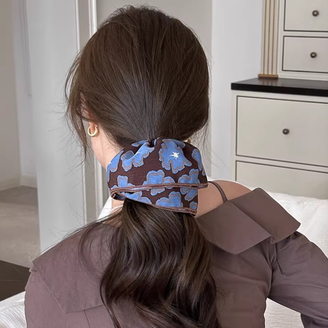 Fashionable Color-Blocking Retro Blue Printed Scrunchie for Women, High-End Luxury Double-Layered Ruched Stylish Hair Tie