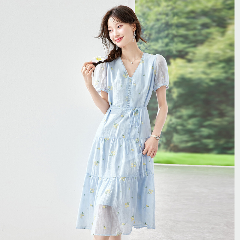 2026 Summer New Style Mature V-Neck Puff Sleeve Beautiful Mid-Length Dress with Unique Embroidery Slimming Dress for Women