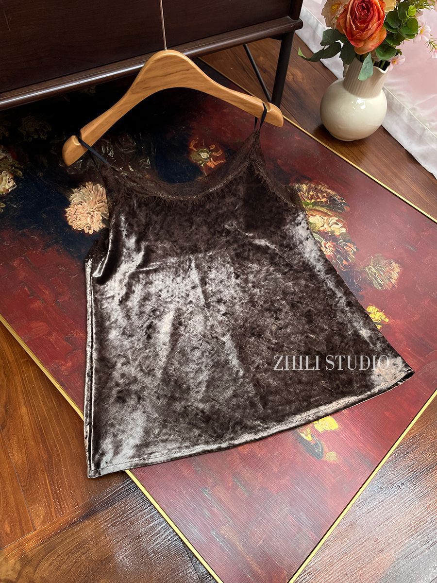 Autumn New Short-Sleeved Velvet Lace Camisole Top with Slimming Effect and Elegant Thin Straps, Suitable as an Inner Layer or Base Layer