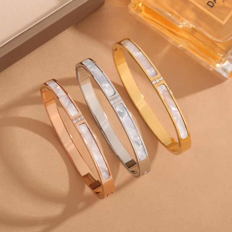 Titanium steel high-grade white shell fritillary bracelet female Diamond-embedded simple personality bracelet ins design fashionable non-fading