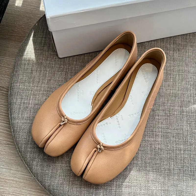 【Top Version】2025 Spring/Summer Tabi Split-Toe Shoes Women's Pig's Trotters Ballet Shoes Genuine Leather Flat Shallow Mouth Single Shoes