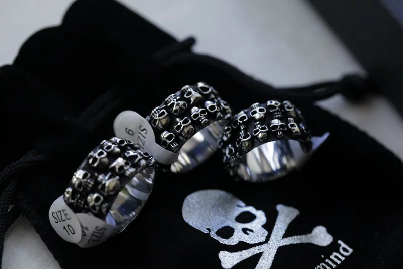 MMJ Mastermind Japan Skull Ghost Head Titanium Steel Ring Overlapping Ghost Head Up and Down QC-foto från TAOBAO på Qualit.ly