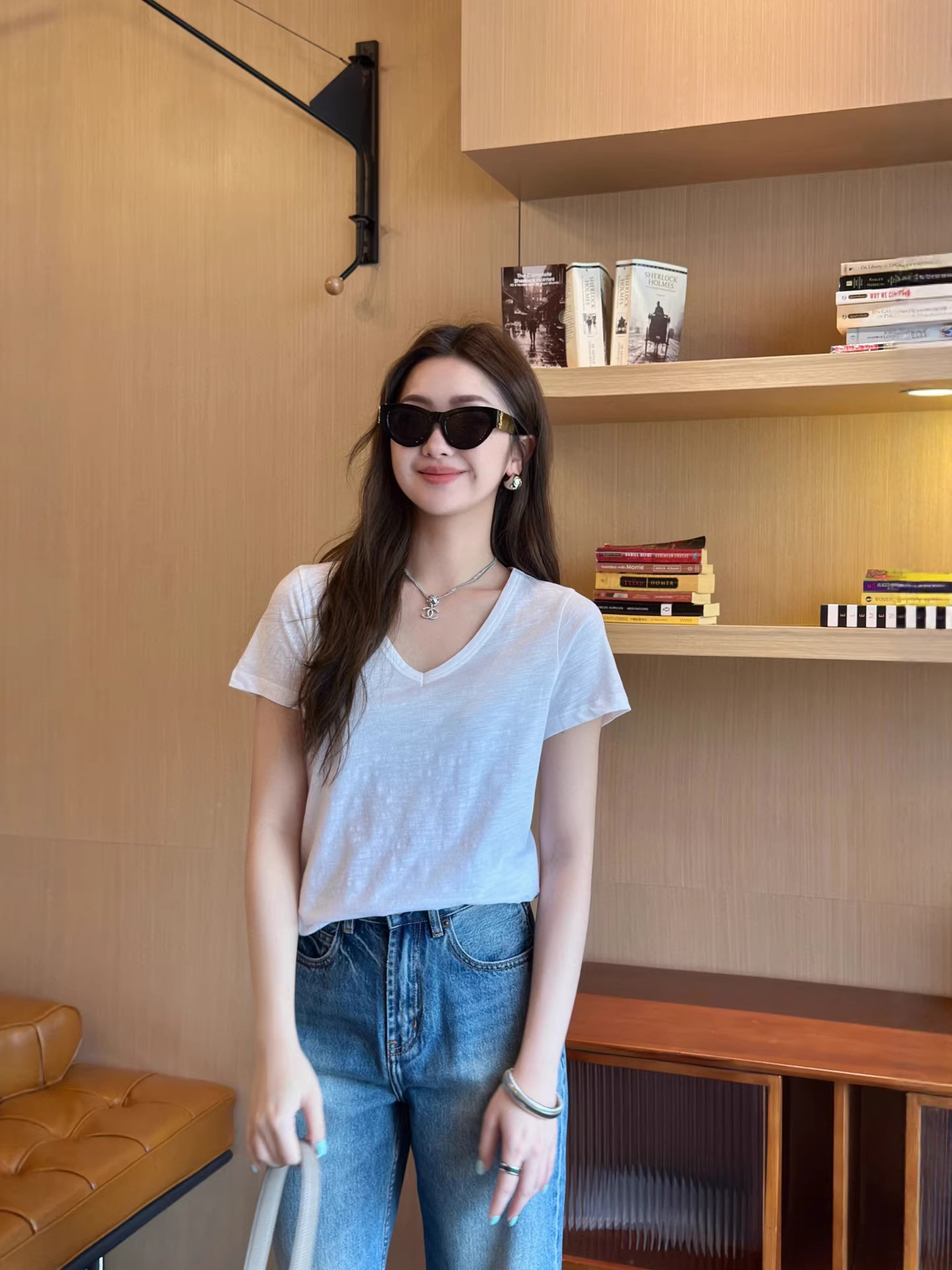 Warren Hailong |   Sst018 Early Spring Fashionable and Simple Style Bamboo Cotton V-Neck Women's Short-Sleeved T-Shirt for Work Clothing.