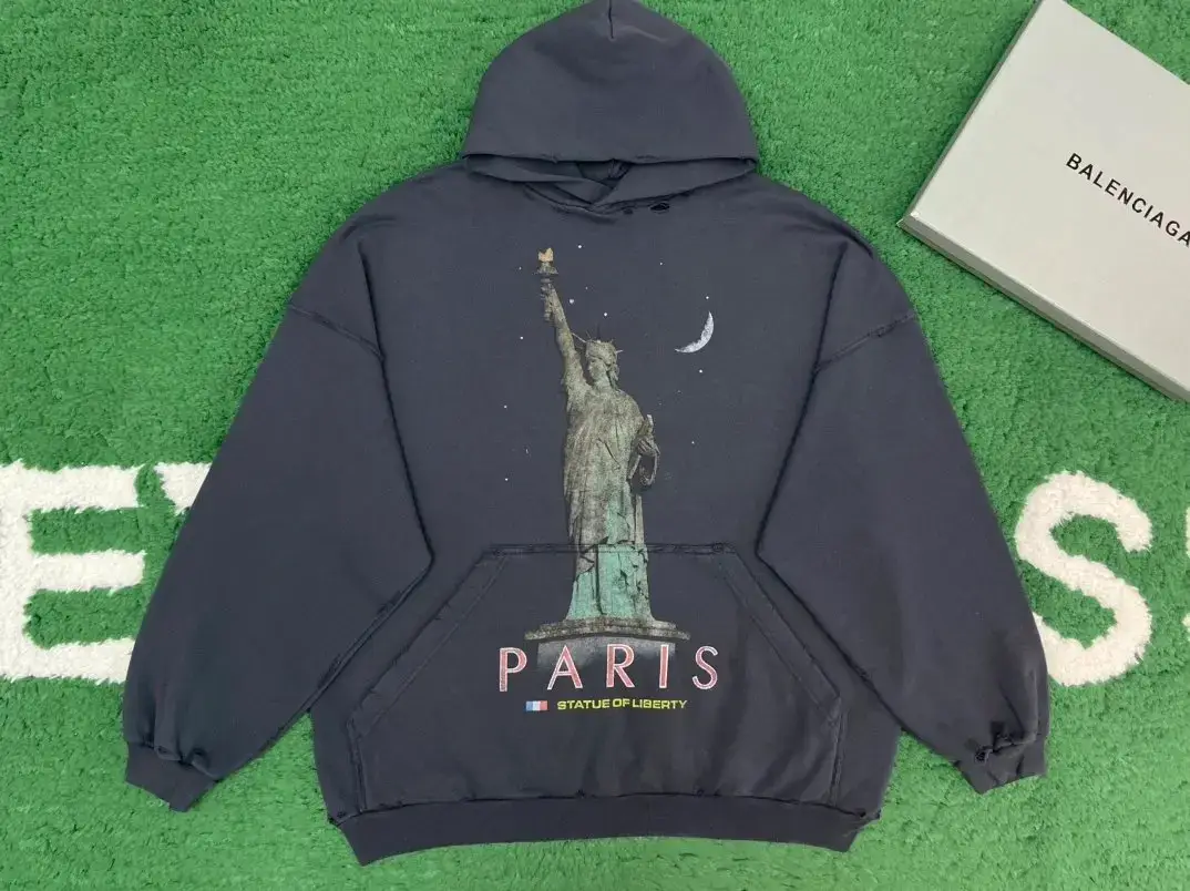 B⭐l⭐⭐c⭐ag⭐ Medium hooded sweater
