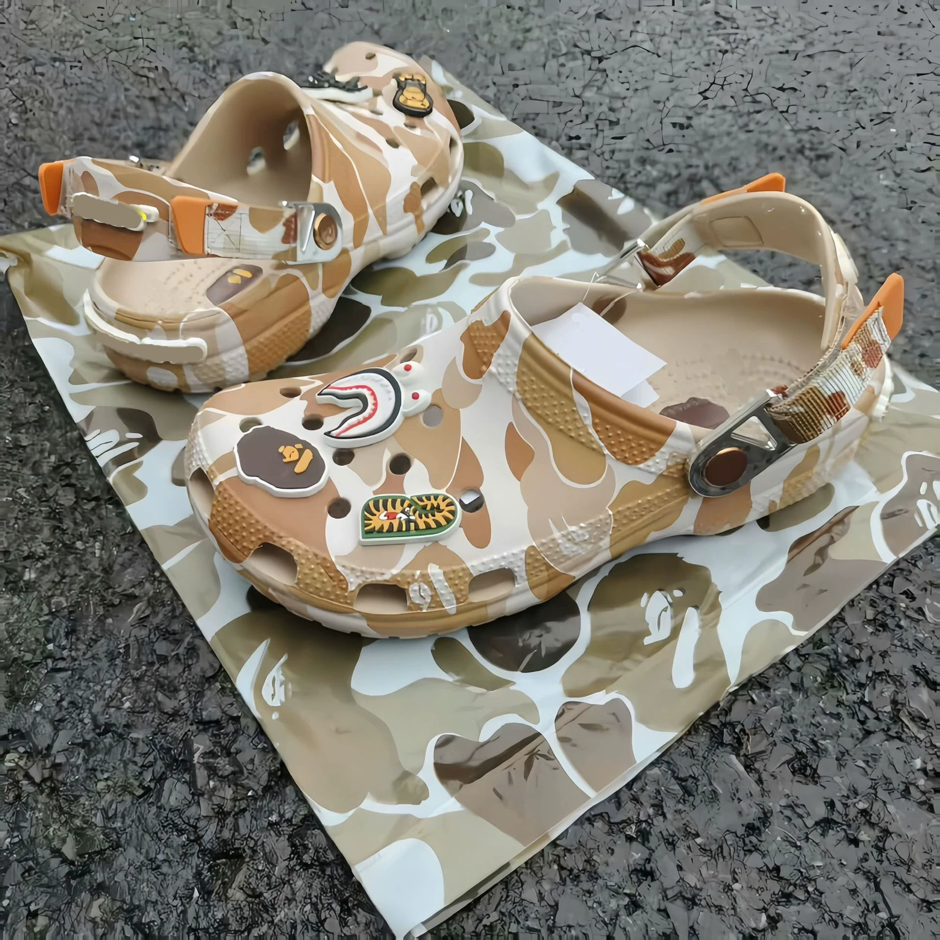2025 Iron Buckle Ape Head Hole Shoes Black Casual Trendy Couple Slippers Hole Shoes Monkey Anti slip EVA