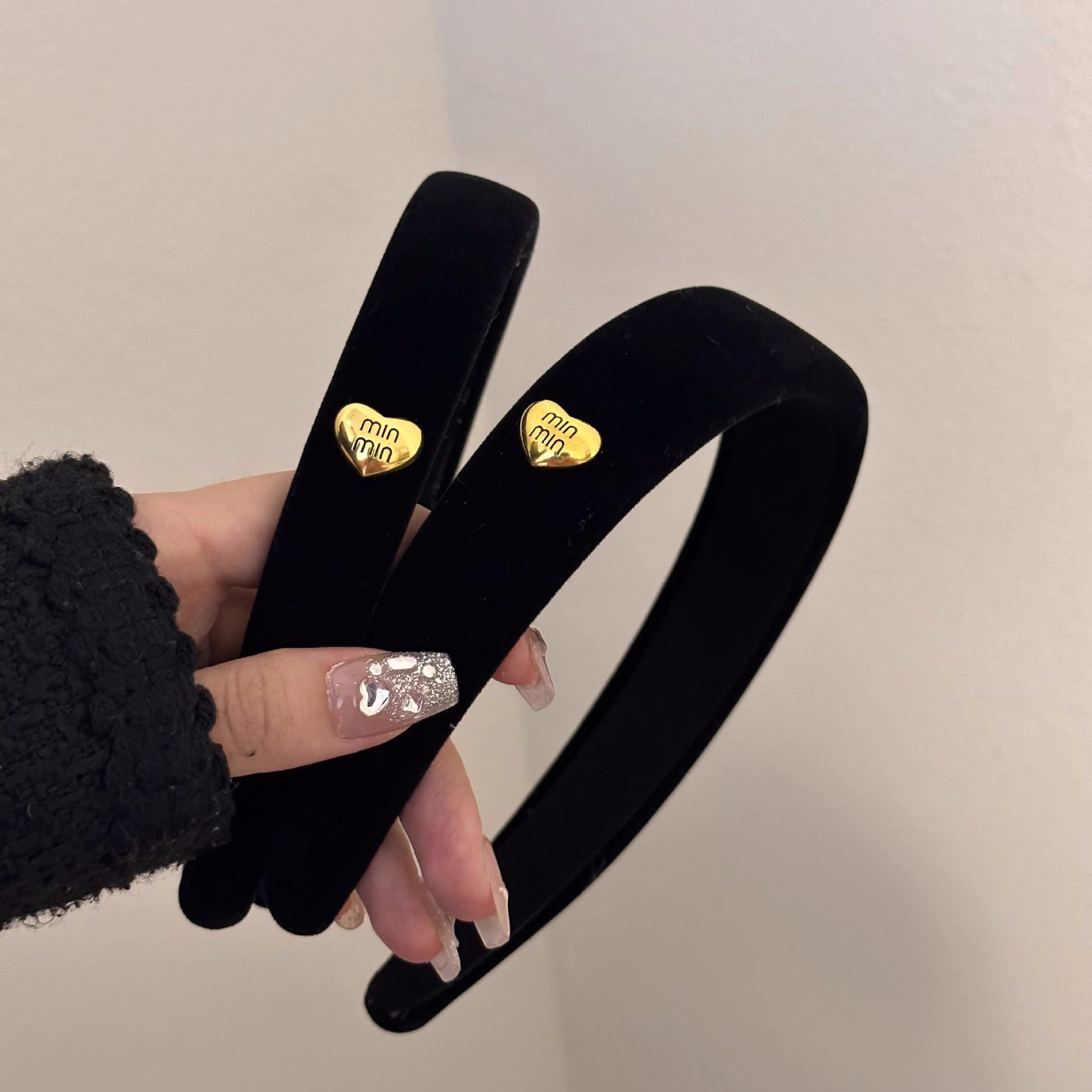South Korea autumn and winter love velvet headband retro light luxury High sense niche design headband hair accessories female jewelry wholesale