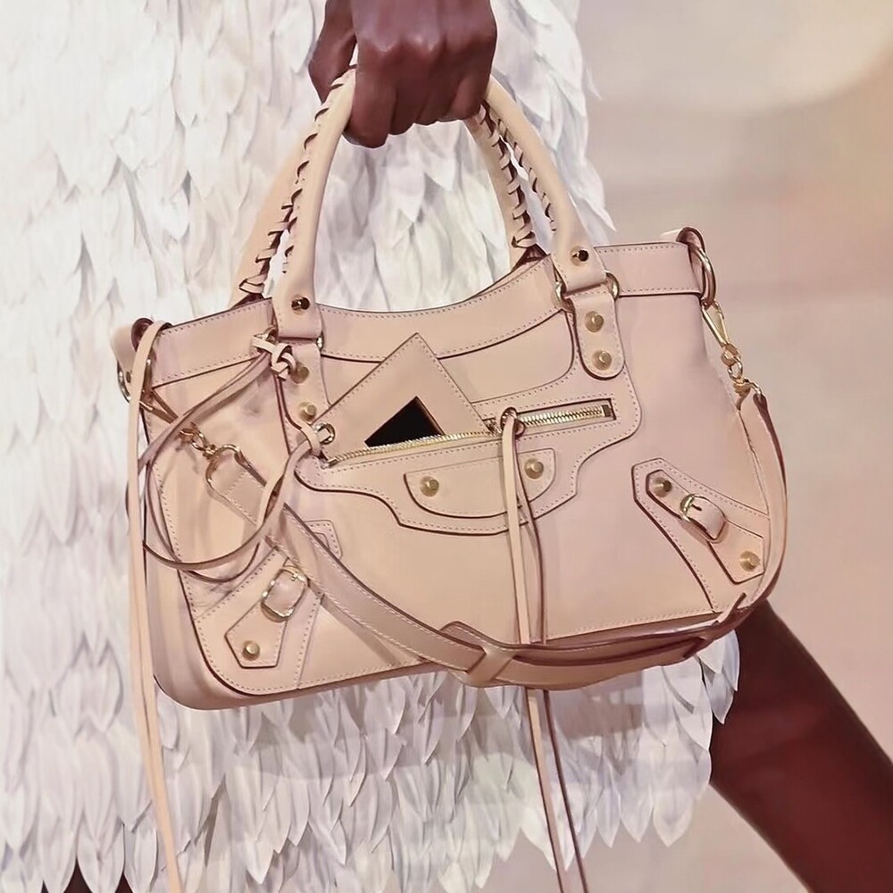 2026 New Model Blogger-Style Handbag with Rivet Decoration, Fashionable and Unique Motorcycle-Style Women's Handbag, Trendy Handbag and Crossbody Bag Foto QC de 1688 na Qualit.ly