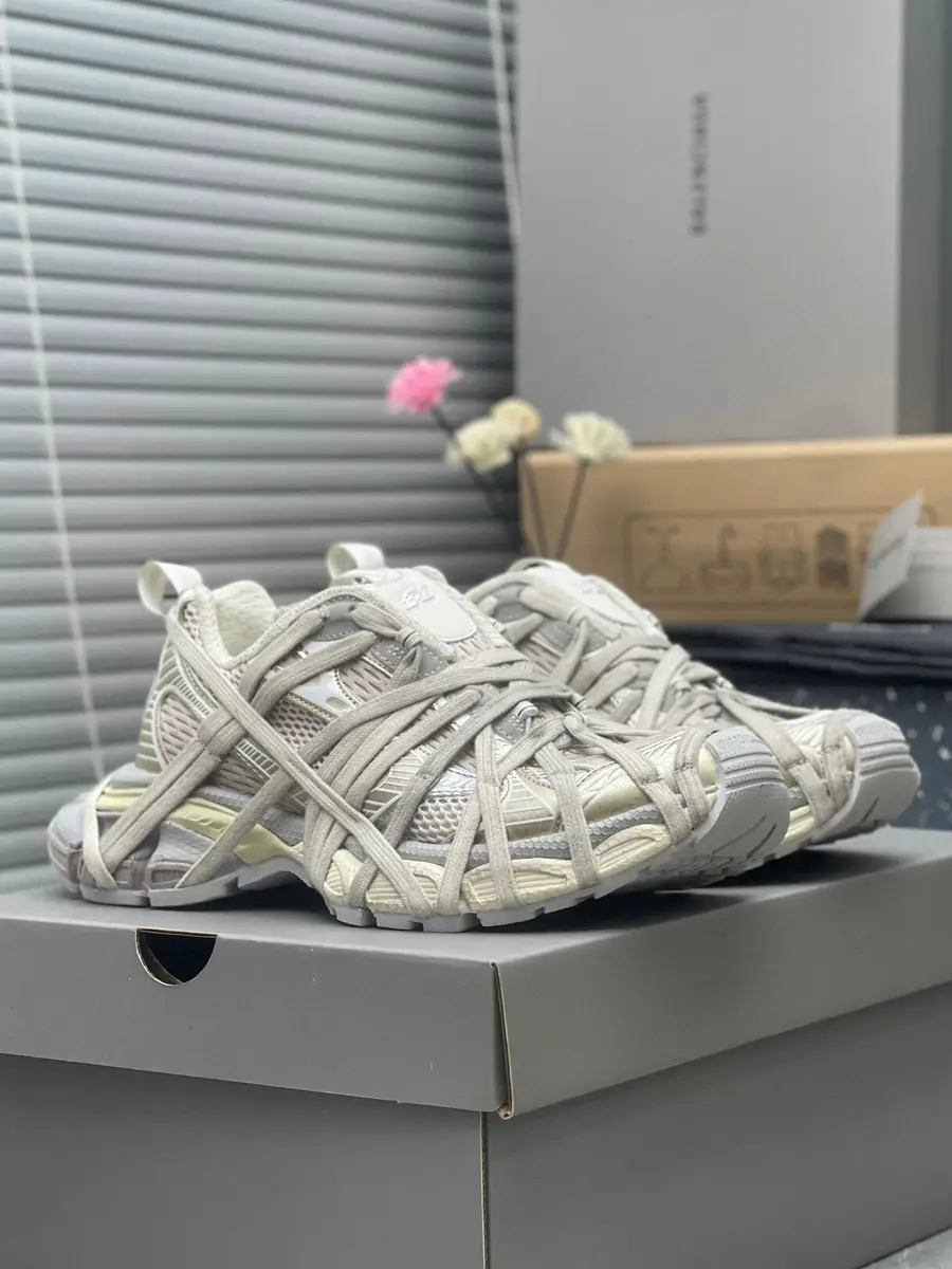 2025 New Paris Dad Shoes for Women, Thick-Soled Spider-Man Retro Height-Increasing Distressed Runway Style Sports Casual Shoes for Men
