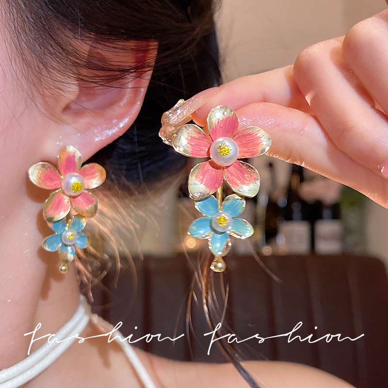 French-Style Retro Metallic Flower Earrings, Light Luxury and High-End Earrings for Women, Unique and Exaggerated Design
