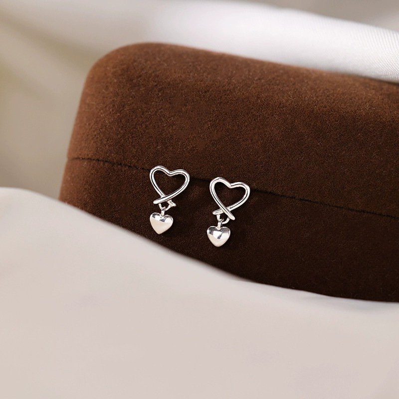 Women's Korean-style simple ins hollow-out Peach heart earrings, elegant commuter niche earrings, one-piece delivery