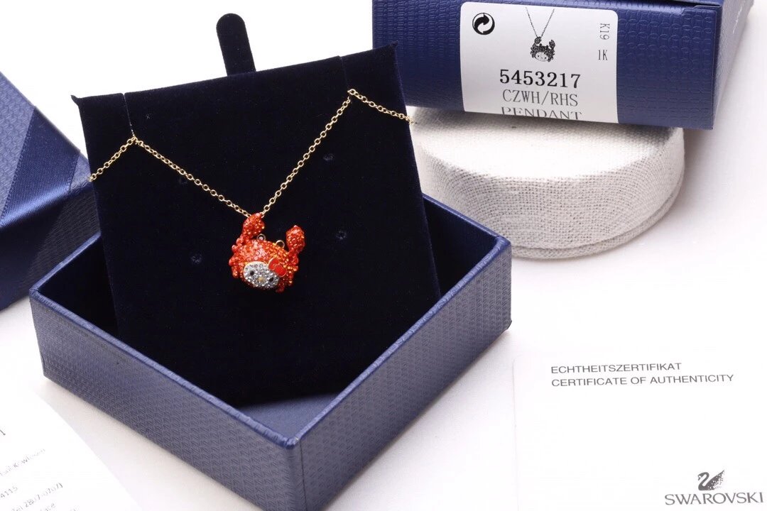Swarovski 5453217 CZWH/RHS Hello Kitty Crab Pendant