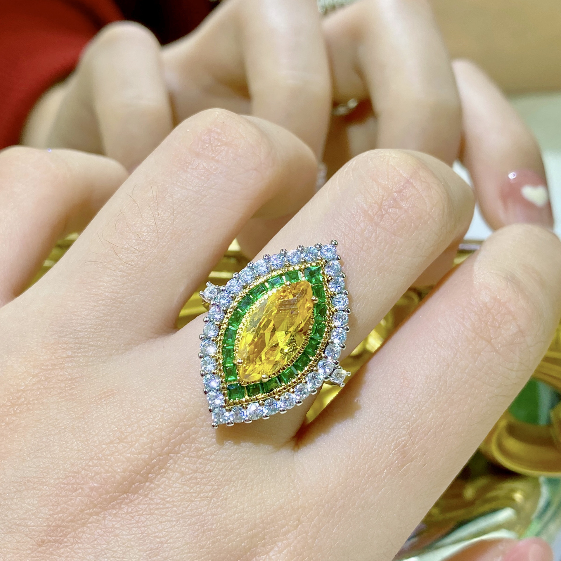 Italian craft water drop high carbon diamond yellow diamond ring female luxury inlaid Emerald horse eye shape two-color gold ring