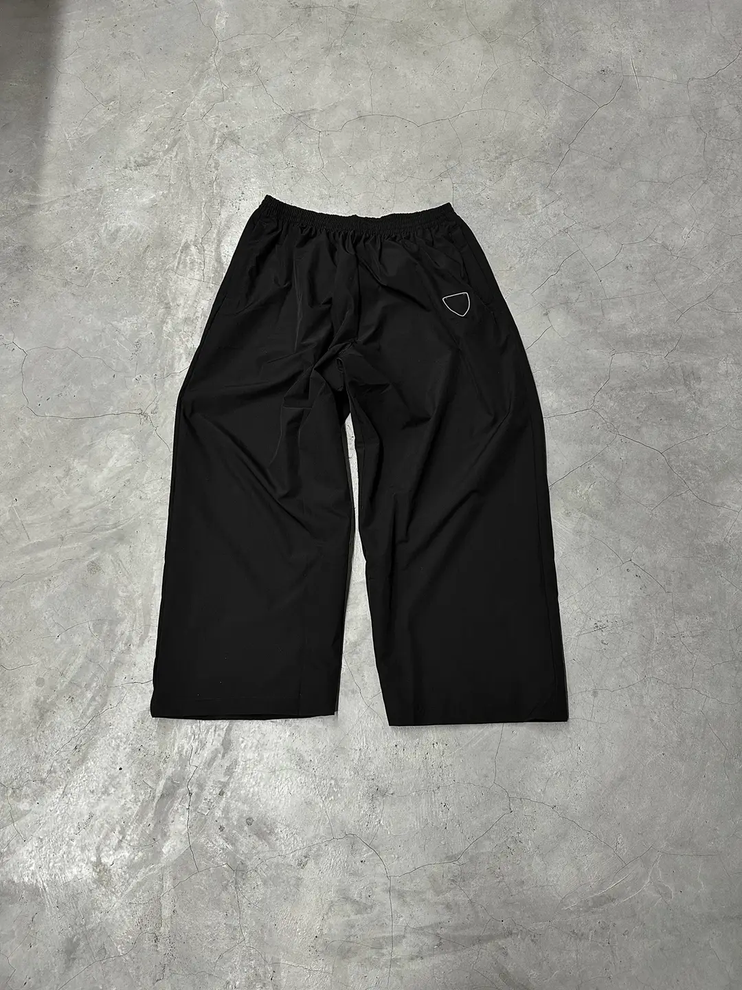 25Ss Shield Tracksuit Baggy Version Supercar Collaboration Black Shield Long Pants Sports Pants
