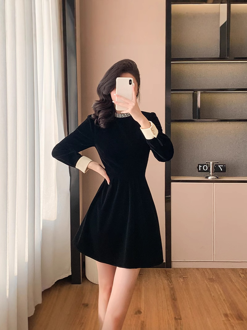 2025 New Year's War Gown Velvet Black Skirt Hepburn Style dress Tight Waist Slimming High-end Temperament dress