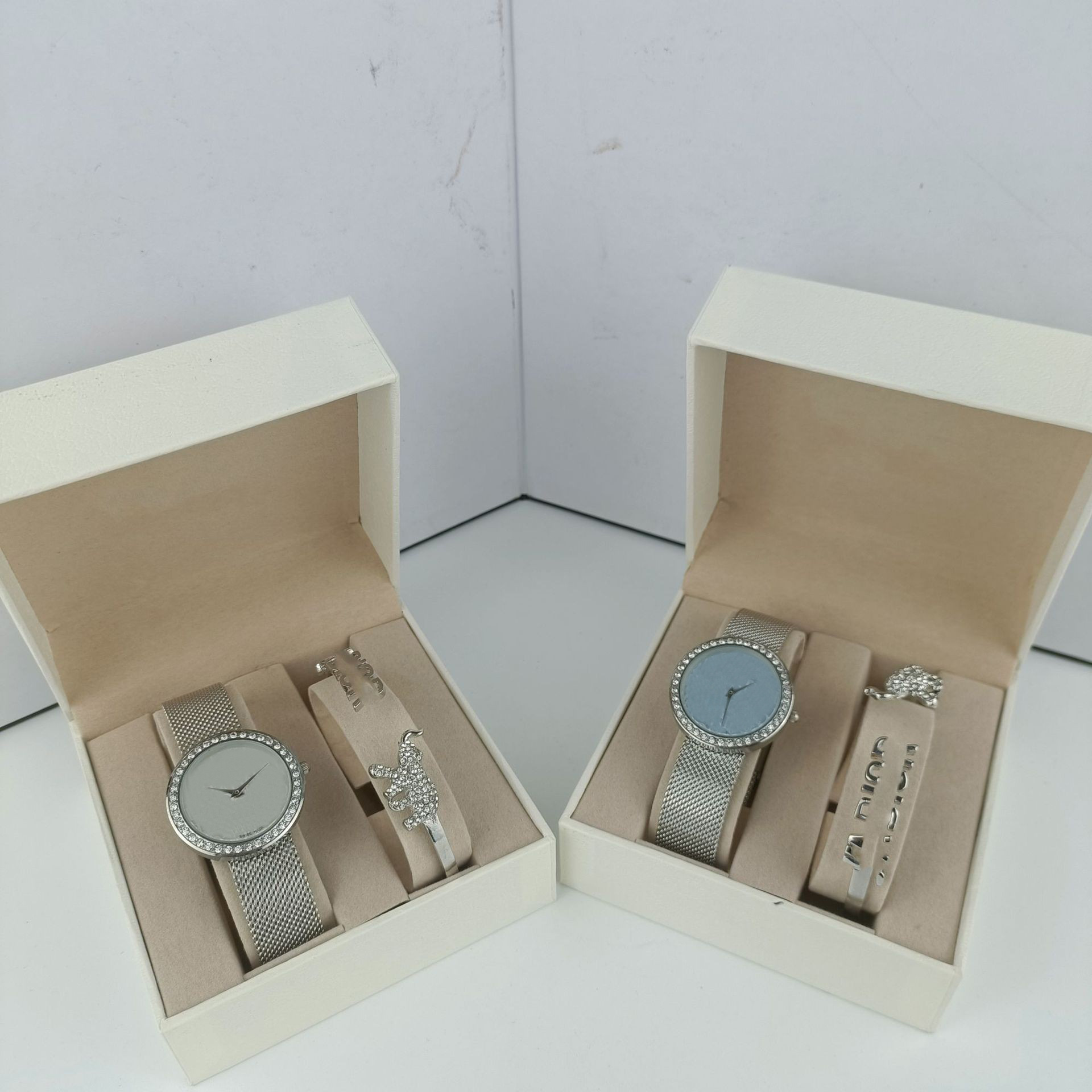 2-Piece Set of Diamond-Encrusted Fashion Women's Watches, Douyin's Hottest Steel Mesh Strap Women's Watches, Cross-Border Foreign Trade Factory Supply Wholesale