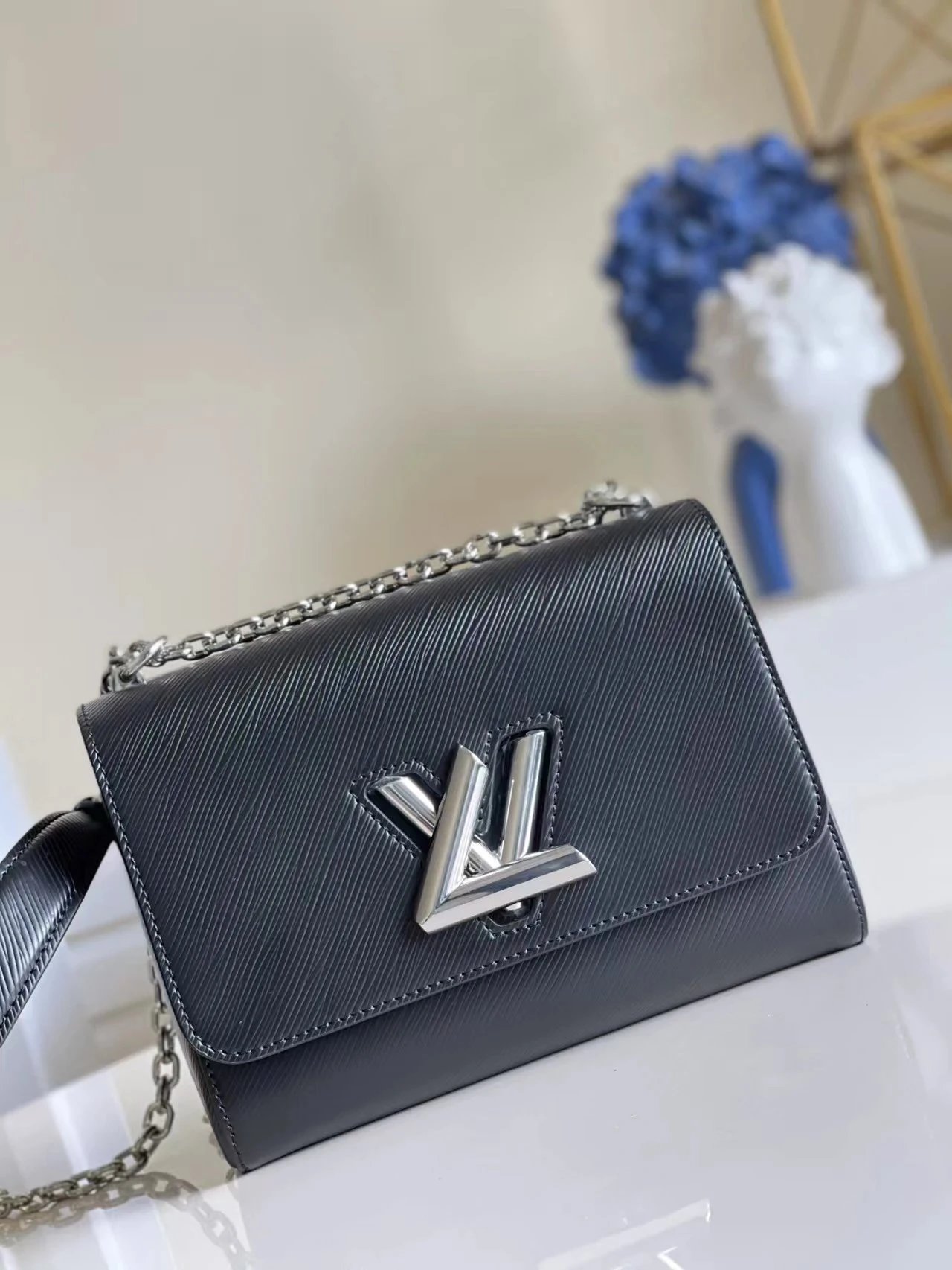 Lo best quality Shoulder bag WhatsApp +15813376059