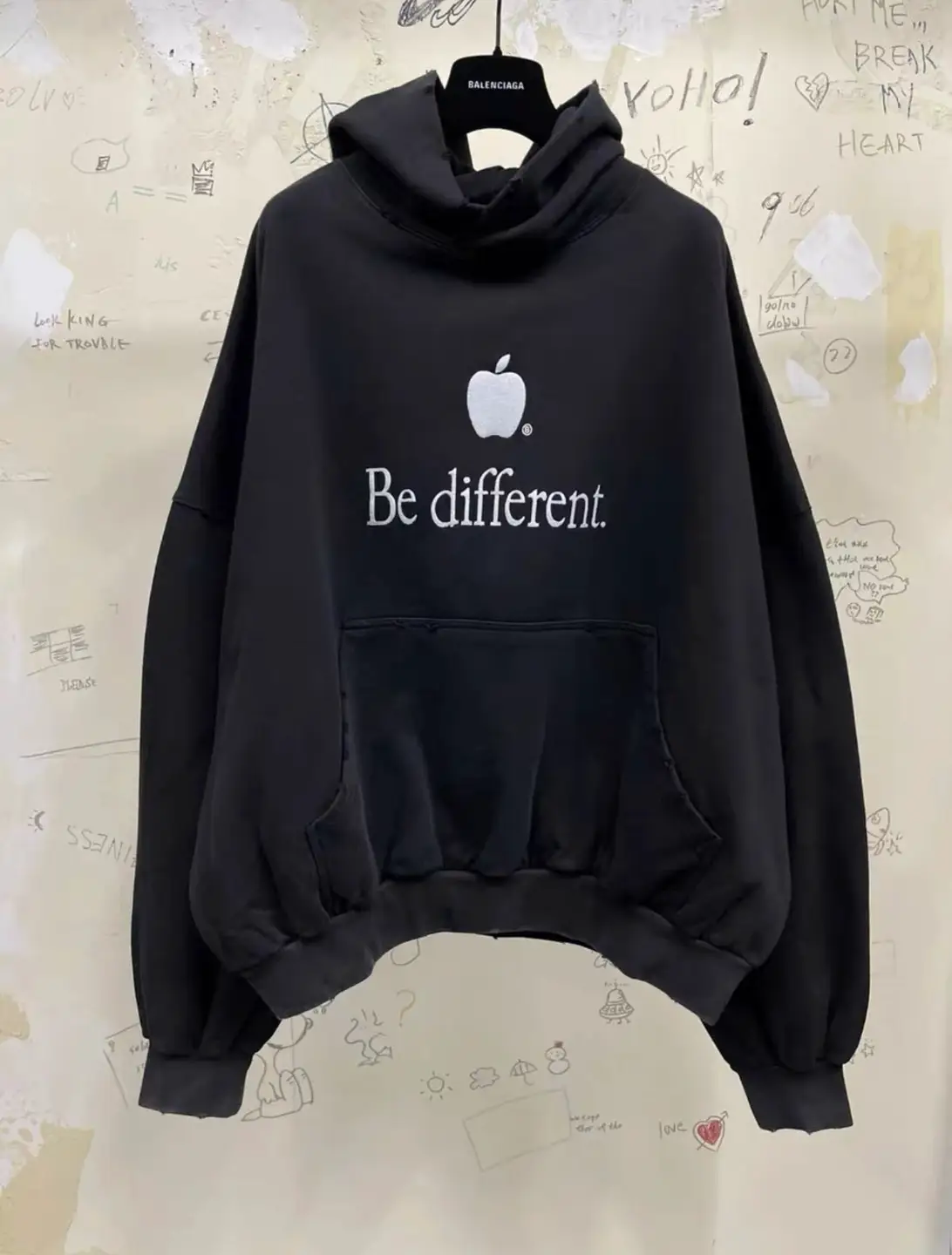 （现货）自主 BAL21FW新款刺绣苹果标识卫衣帽衫 苹果刺绣 be different刺绣小破坏卫衣帽衫现货 黑色