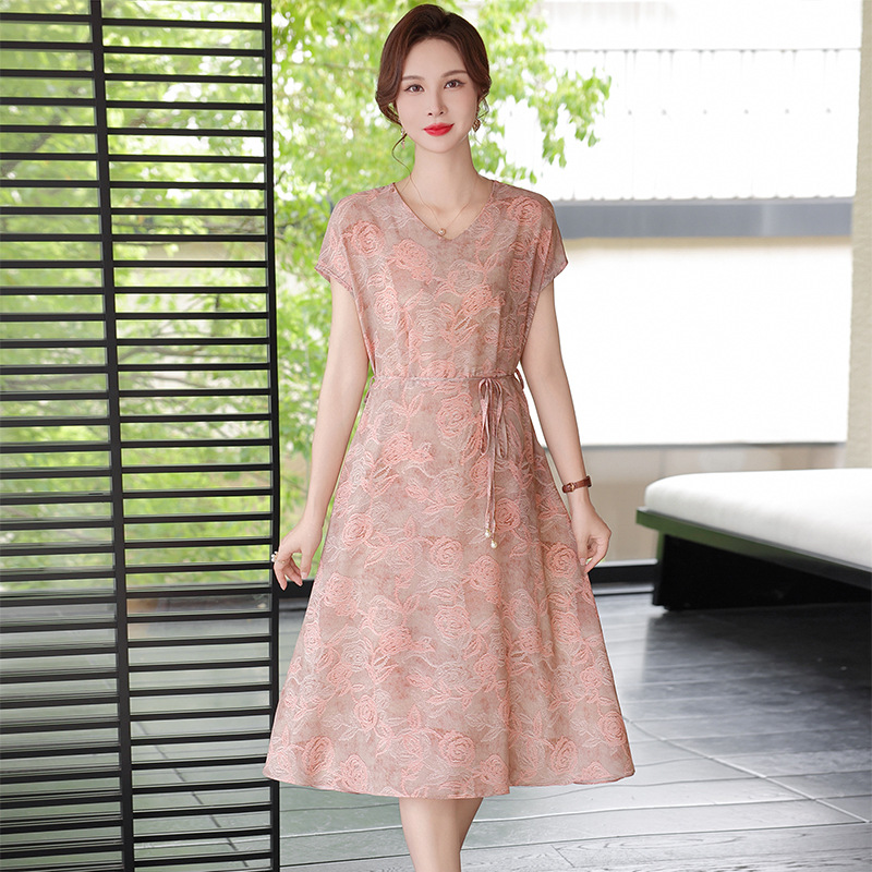 Fashionable Middle-Aged and Elderly Women's Summer New V-Neck Dress, Slim Fit, Flattering, Mom-Style, Beach Vacation Casual Dress