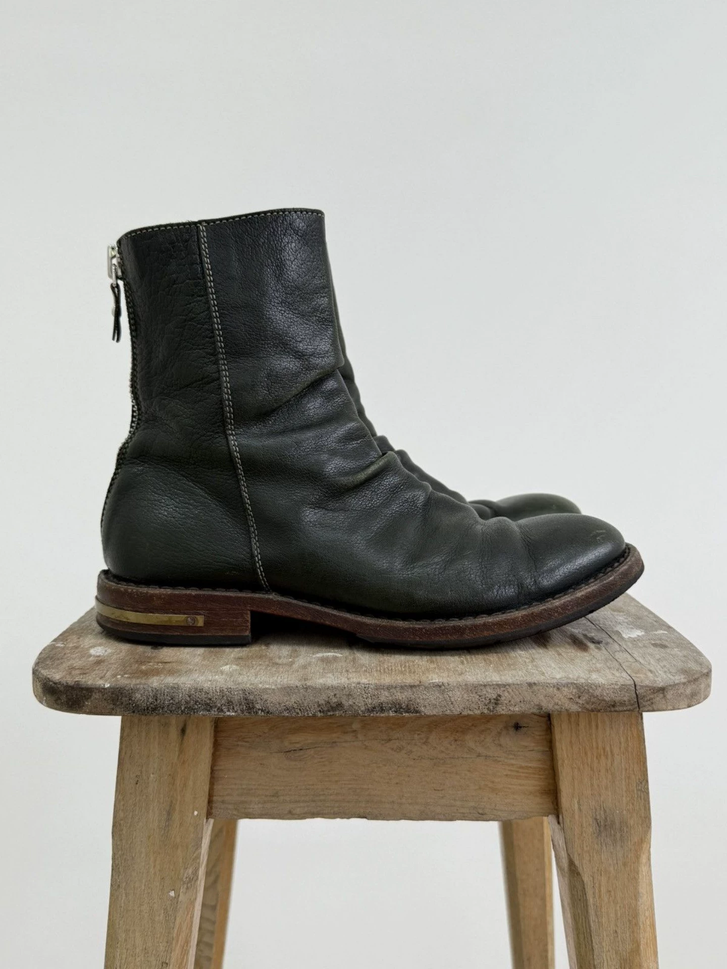 Retro Pleated Short Boots for Men, Soft Leather, Back Zipper, Dark Pointed Toe Wizard Boots, Hand-Stitched, Raised Toe Short Boots, Cool