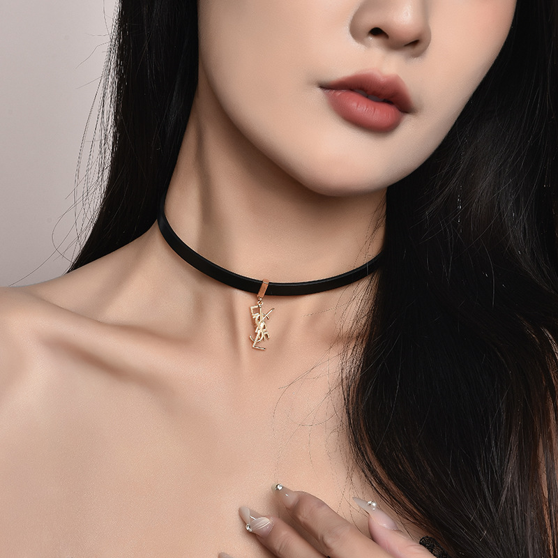 Factory direct fashion high collar black leather metal neck chain bracelet dual-purpose collar women wholesale neck ring