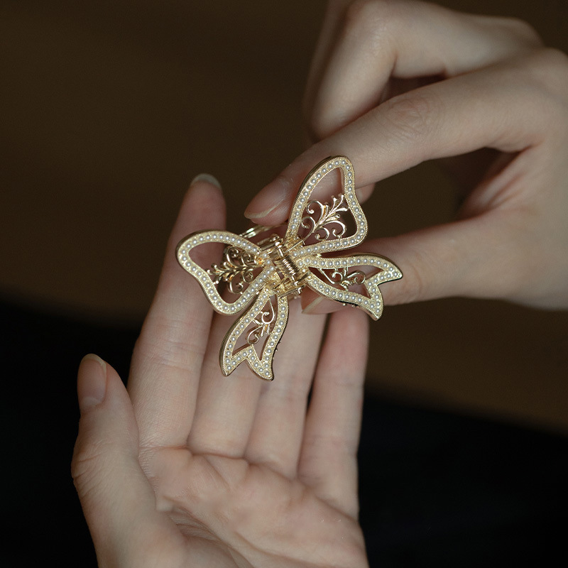 Hollow Butterfly Iris Pearl Hairpin, Light Luxury and High-End Hairpin, Fashionable and Versatile Super Fairy Hair Accessory for Women