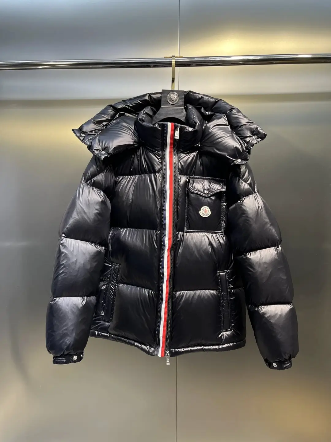 Moncler Maya彩条蒙口羽绒服玛雅口袋徽标彩带