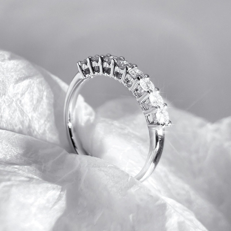 Moissanite Inlaid Ring with a Row of Diamonds, Fashionable and Versatile, Minimalist Style, Stackable, Simple Eight-Diamond Design, Direct from the Manufacturer