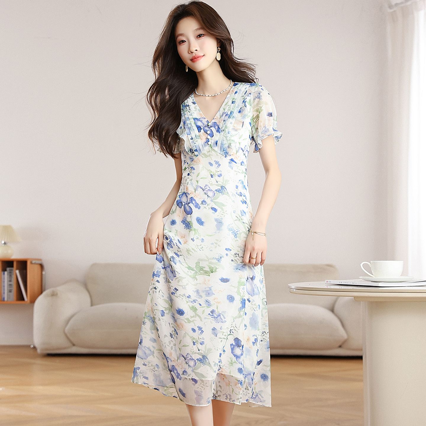 European Style Slim-Fit Dress 2026 Summer New V-Neck Floral Dress for Women with Puff Sleeves, Waist-Cinching, Elegant Chiffon Dress