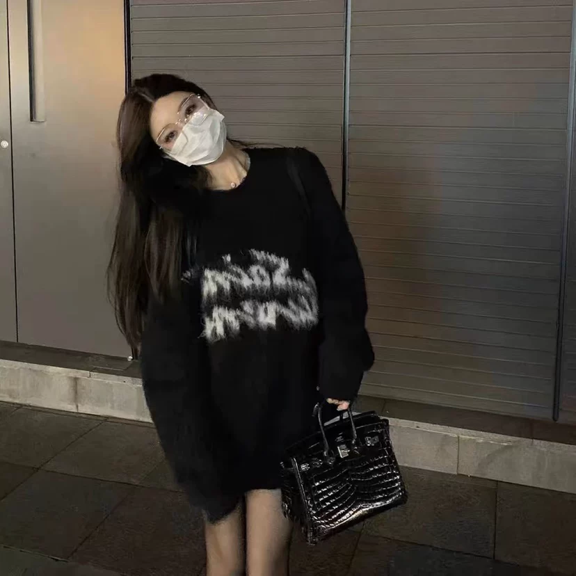 2025 Winter Celebrity Style Letter Print Loose Soft Mohair Black Knit Sweater Lazy Style Top QC-foto van TAOBAO op Qualit.ly