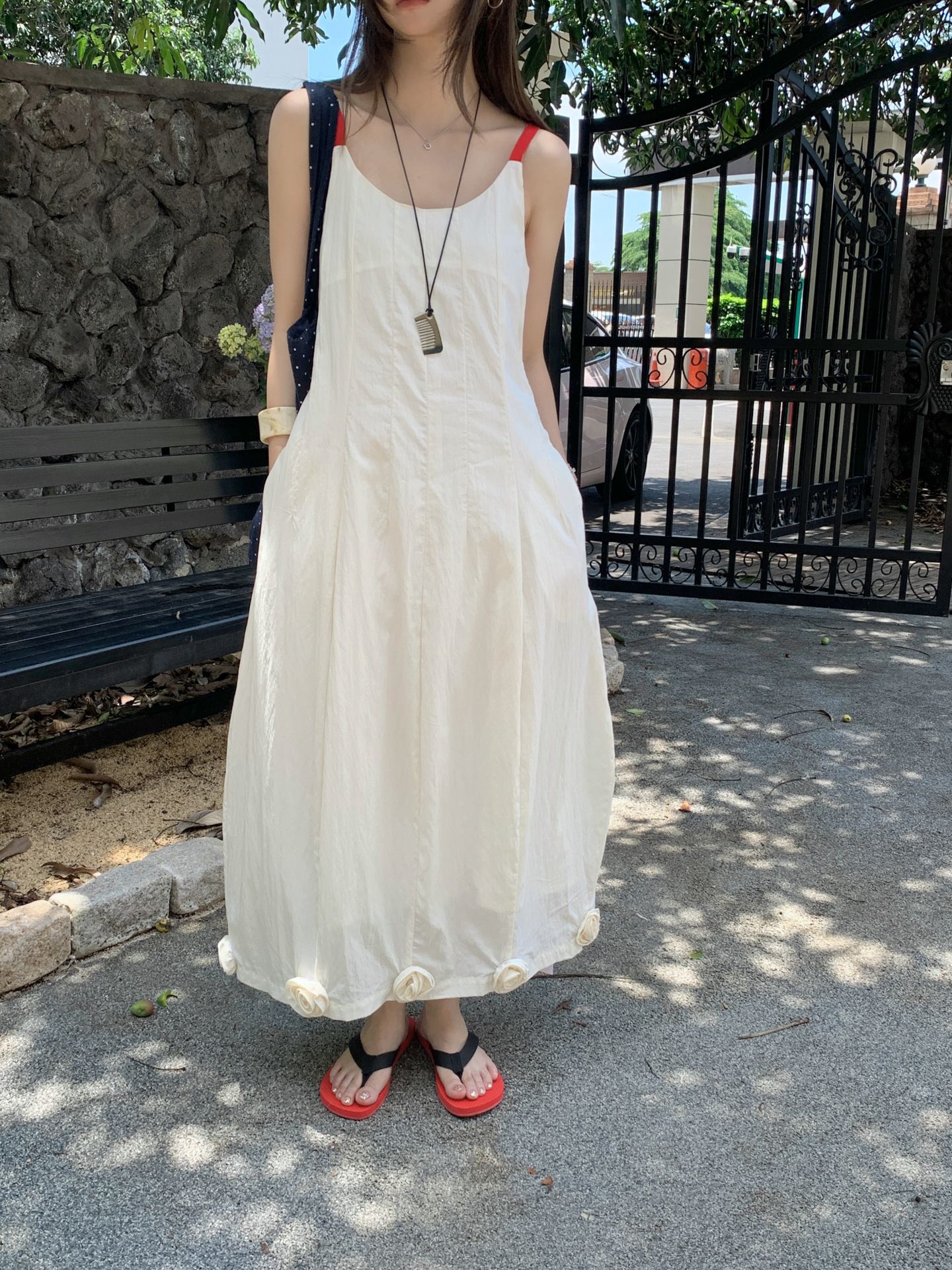 Gagd French Retro Niche High-End Color-Blocking Spaghetti Strap Dress with Handmade Floral Embellishments, Waist-Cinching Tencel Long Dress