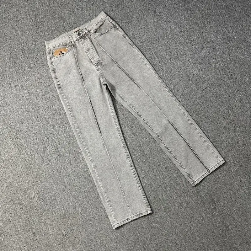 Casual set for men and women: long-sleeved denim jacket and jeans.