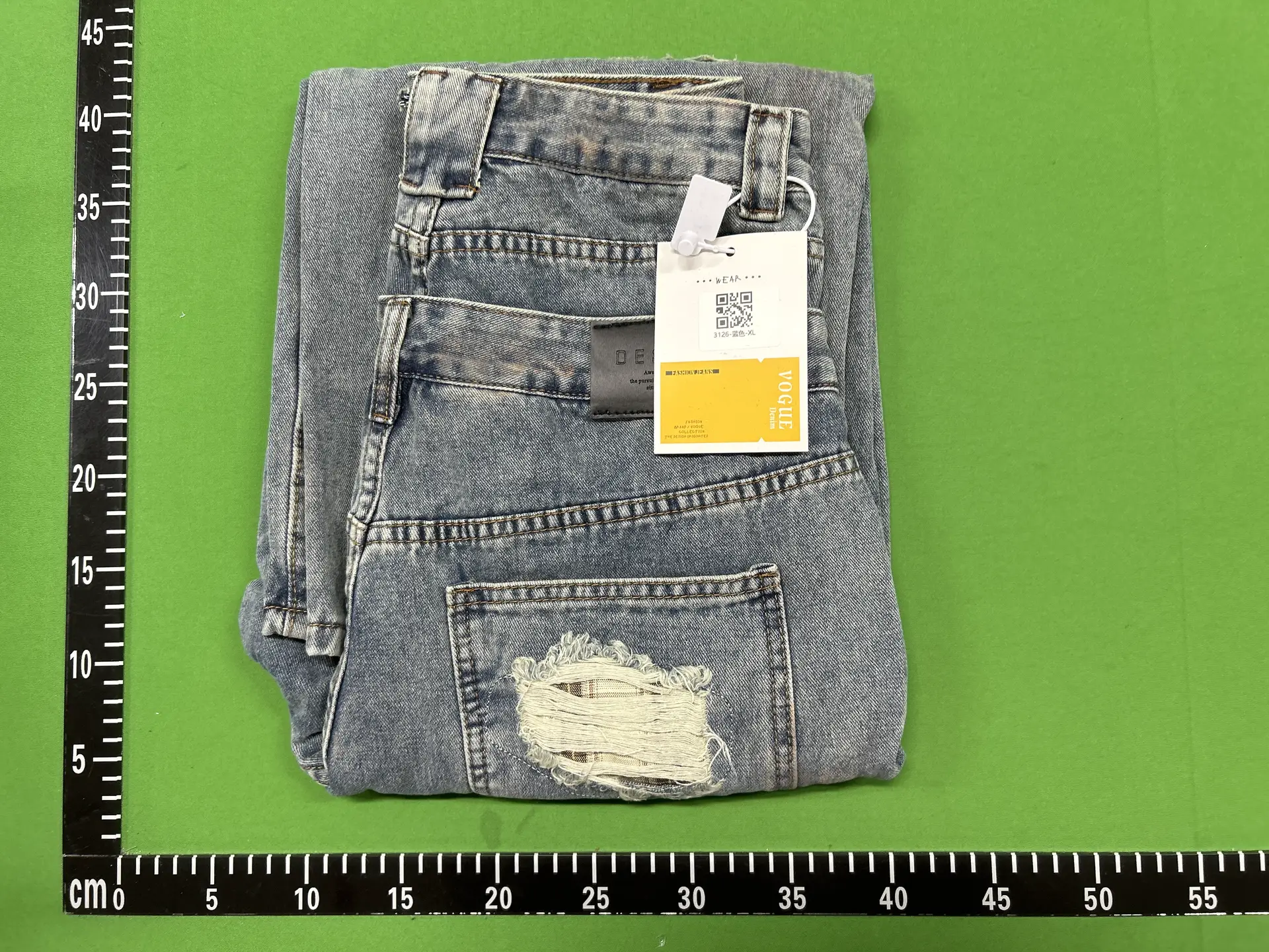 American retro washed ripped wide leg jeans for men in autumn and winter, with a patch design on the waist and a feeling of dragging the floor. Long pants are trendy