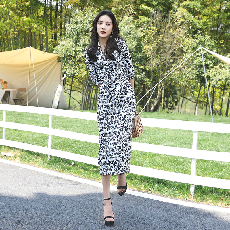 2022 Spring/Summer New Black and White Begonia Leaf Print Wrap Dress with Waist Tie and Three-Quarter Sleeves, Pencil Dress