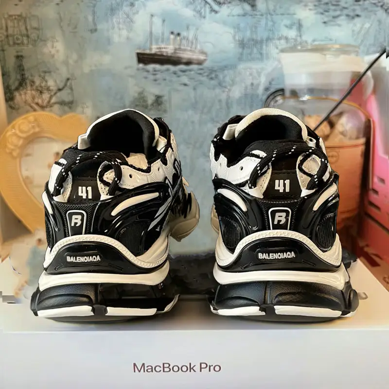 European Station Paris Four Generations Cut Out Color Matching Dad Shoes Men's and Women's 2025 New arrival Niche Design Sense Platform Sneakers