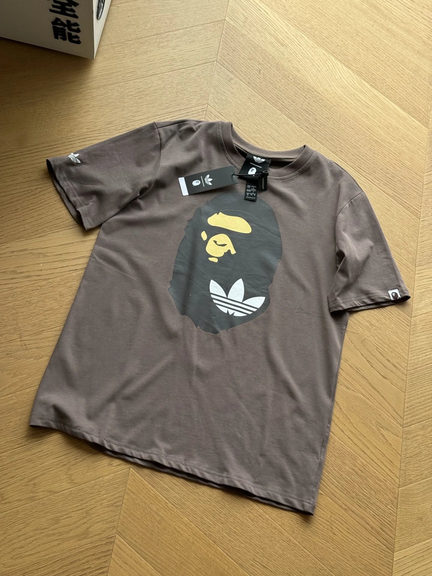🇷🇺Bape×Adidas 三叶草 联名短袖tee🇷🇺

S~xl

🌘定染原版一致精梳棉 胸口后背高密胶印 全套辅料系列原版一致

尺码表：
S胸围101 衣长69 肩宽42
M